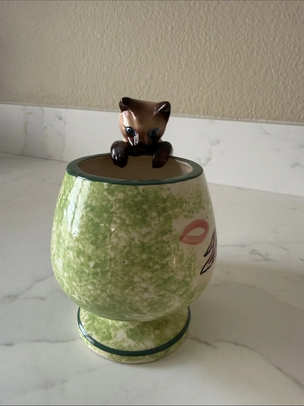 Vintage Siamese Cat on Cup